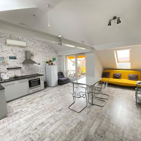 8X8 Tetoter Apartman Szeged Bagian luar foto