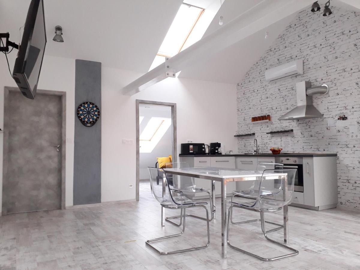 8X8 Tetoter Apartman Szeged Bagian luar foto